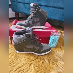 Dunks Sky Hi Essentials